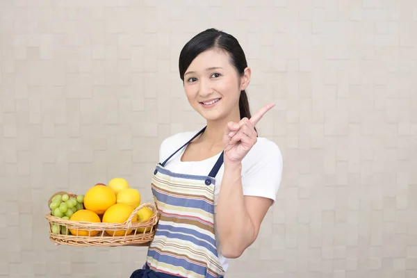 Mujer Sonriendo Con Frutas —  Fotos de Stock