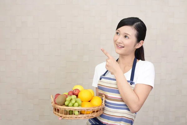 Frau Lächelt Mit Früchten — Stockfoto