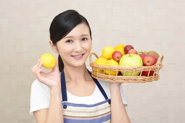 Kobieta Uśmiechając Się Owocami — Zdjęcie stockowe