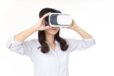 Sanal gerçeklik gözlüğü takan kadın