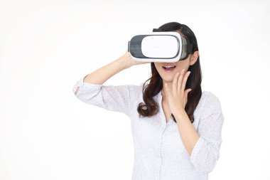 Sanal gerçeklik gözlüğü takan kadın