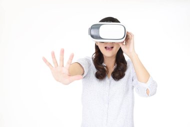 Sanal gerçeklik gözlüğü takan kadın