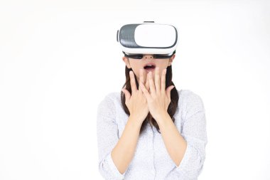 Sanal gerçeklik gözlüğü takan kadın