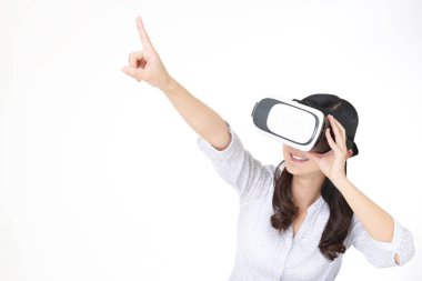 Sanal gerçeklik gözlüğü takan kadın