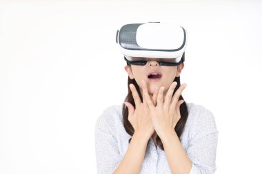 Sanal gerçeklik gözlüğü takan kadın