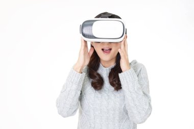 Sanal gerçeklik gözlüğü takan kadın