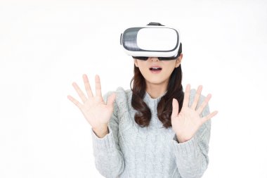 Sanal gerçeklik gözlüğü takan kadın