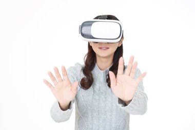 Sanal gerçeklik gözlüğü takan kadın