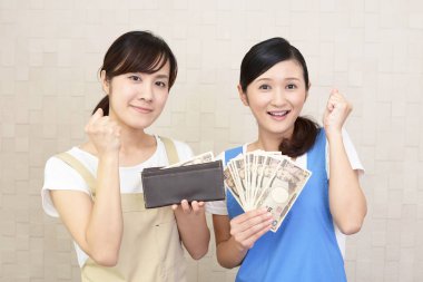 Para ile gülümseyen kadın