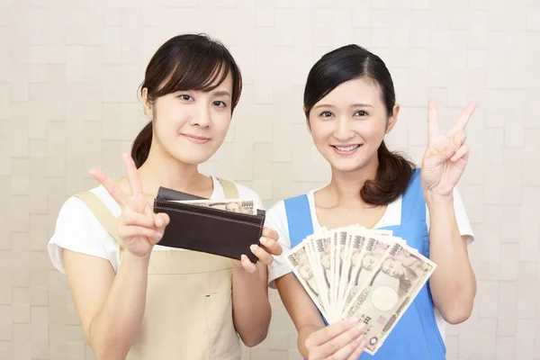 Mulheres Sorridentes Com Dinheiro — Fotografia de Stock
