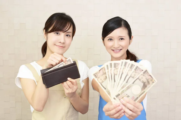 Lächelnde Frauen Mit Geld — Stockfoto