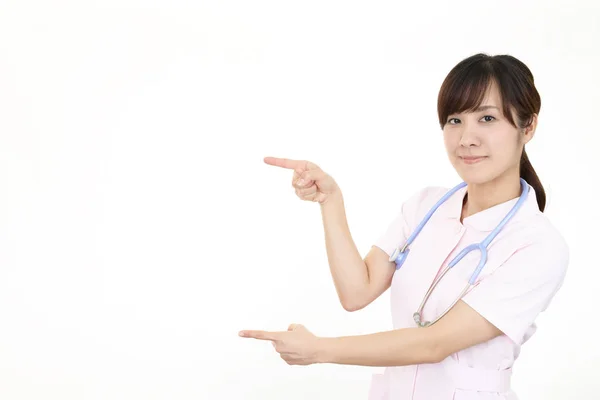 Asiatische Weibliche Krankenschwester Zeigt Mit Ihren Fingern — Stockfoto