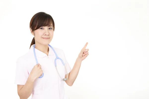 Asiatische Weibliche Krankenschwester Zeigt Mit Ihrem Finger — Stockfoto