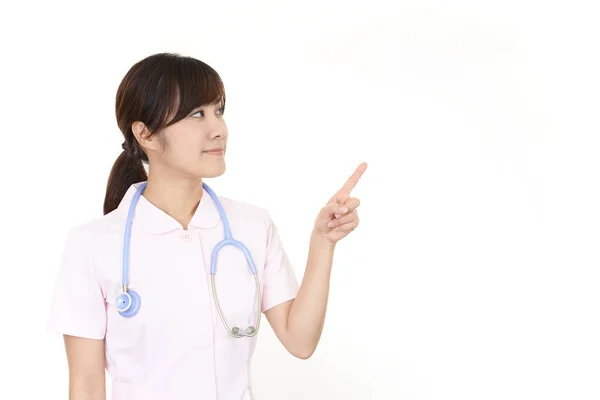 Asiatische Weibliche Krankenschwester Zeigt Mit Ihrem Finger — Stockfoto