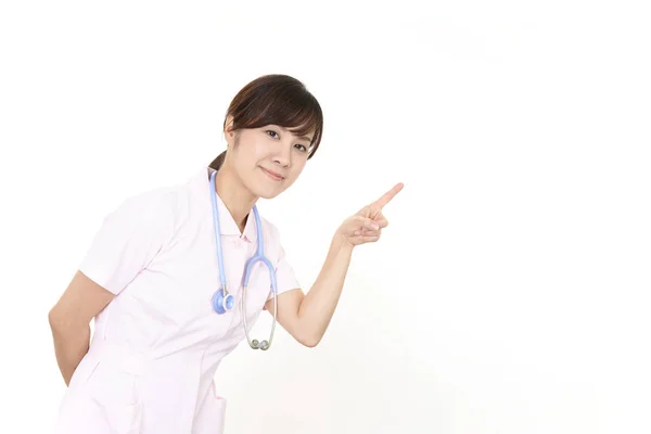 Asiatische Weibliche Krankenschwester Zeigt Mit Ihrem Finger — Stockfoto