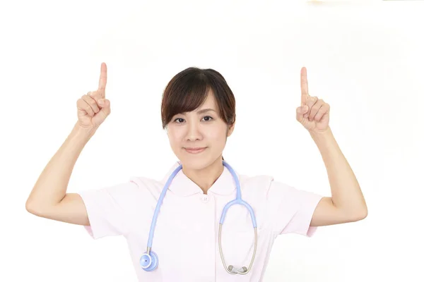 Asiatique Femelle Infirmière Pointant Vers Haut — Photo