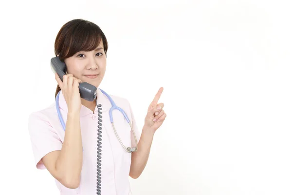 Leende Kvinnlig Sjuksköterska Med Telefon — Stockfoto