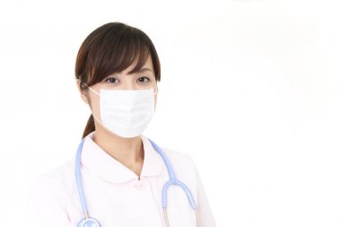 Koruma maskesi yüzünde kadın hemşire