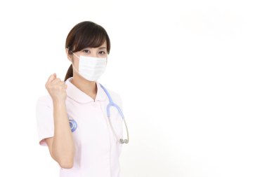 Koruma maskesi yüzünde kadın hemşire