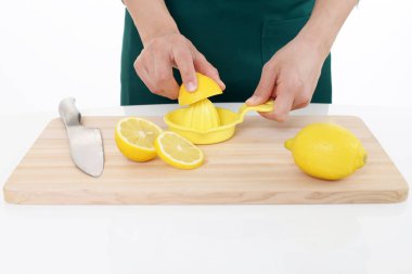 Bir sıkacağı ile taze limon 