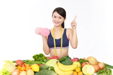 Güzel ince kadın dumbbell ile