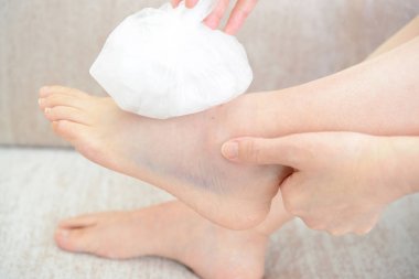 Buz torbası ile bilek burkulması buzlanma kadın
