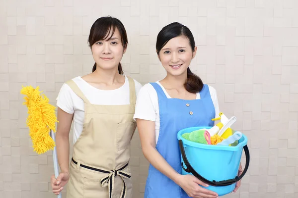 Усміхнені Жіночі Прибиральники Прибиральними Приладдям — стокове фото