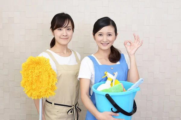 Χαμογελαστά Γυναικεία Janitors Είδη Καθαρισμού — Φωτογραφία Αρχείου