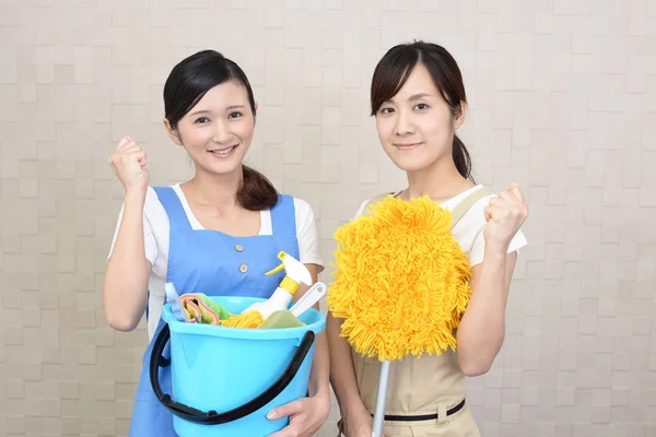 Χαμογελαστά Γυναικεία Janitors Είδη Καθαρισμού — Φωτογραφία Αρχείου