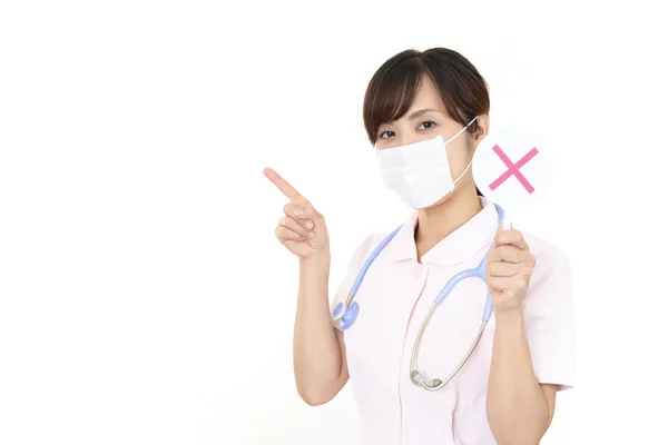 Vrouwelijke Verpleegkundige Met Een Teken — Stockfoto