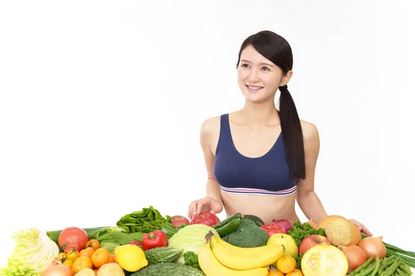 果物と野菜で笑顔の女性 — ストック写真