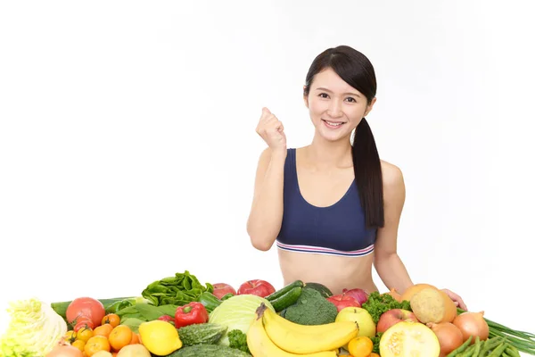 果物と野菜で笑顔の女性 — ストック写真