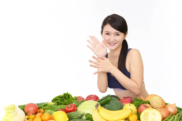 带水果和蔬菜的微笑的妇女 — 图库照片