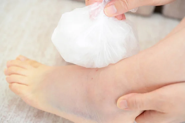 Buz torbası ile bilek burkulması buzlanma kadın