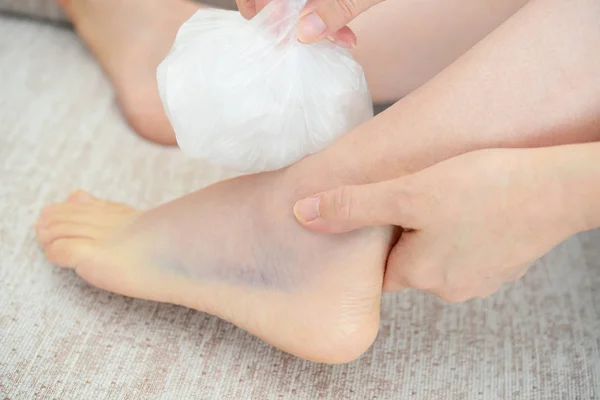 Buz torbası ile bilek burkulması buzlanma kadın