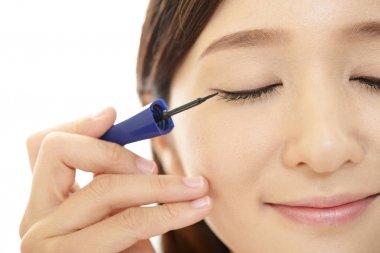 Güzel bir genç kadın olarak makyaj