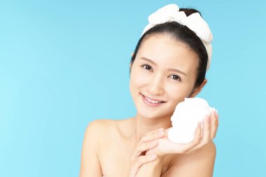 Yüzünü yıkayan kadın.