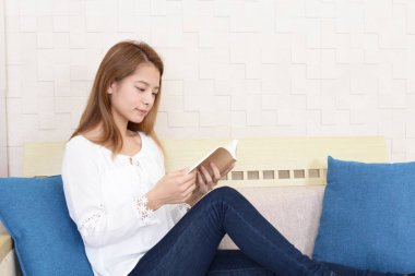 Kitap okuyan bir kadın.