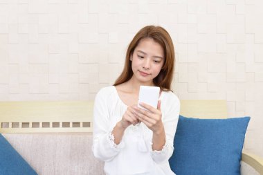 akıllı telefon arayan kadın