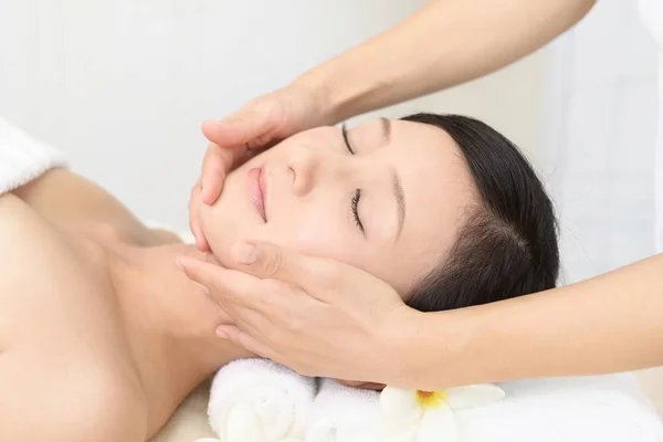 Mooie Jonge Vrouw Ontvangst Gezichtsmassage — Stockfoto