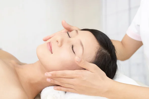 Mulher Bonita Recebendo Massagem Facial — Fotografia de Stock