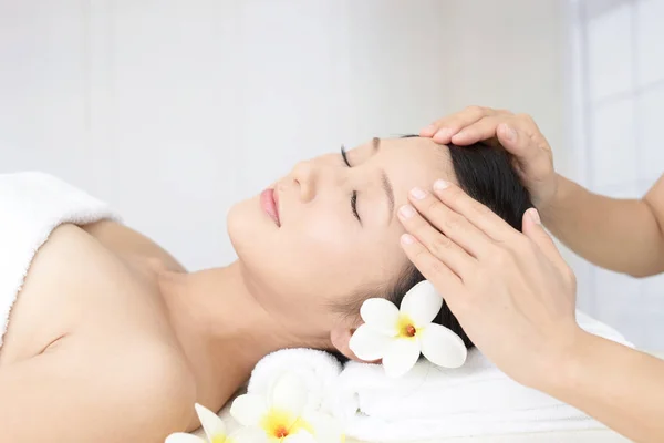 Beautiful Young Woman Receiving Facial Massage — Stock Photo, Image