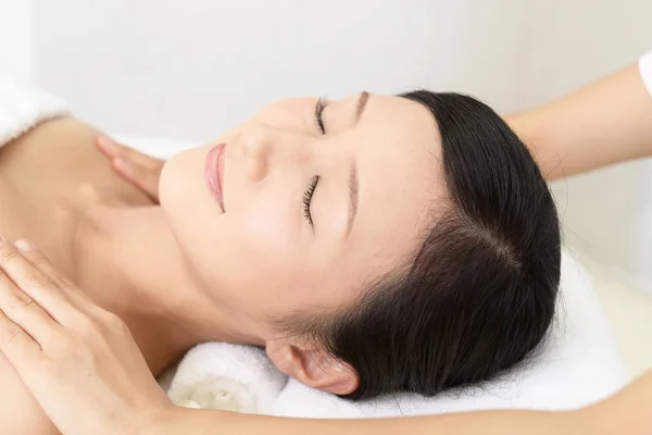 Vrouw Ontvangt Lichaamsmassage Spa Salon — Stockfoto