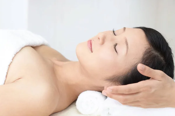 Wellness Massage Voor Mooie Mooie Vrouw — Stockfoto