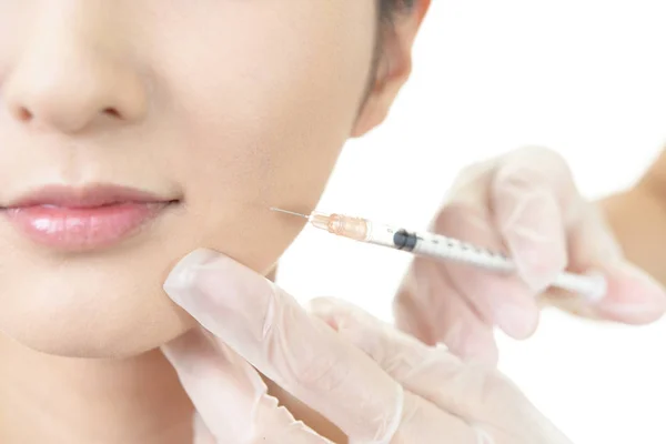 Genç kadın güzellik enjeksiyon yüzüne alır.