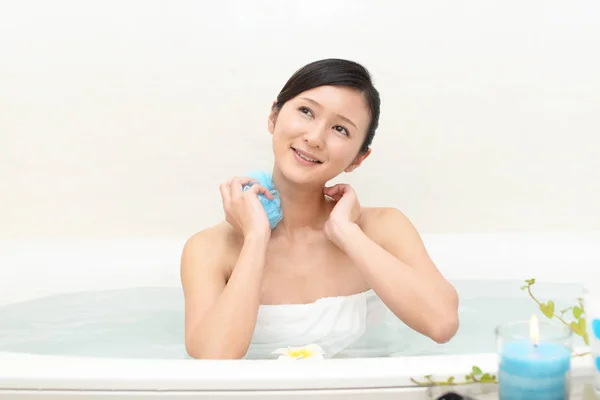 Jovem Bela Mulher Tomando Banho Relaxante — Fotografia de Stock