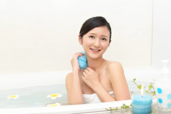 Joven Hermosa Mujer Tomando Baño Relajante — Foto de Stock