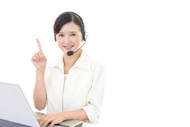 gülümseyen çağrı merkezi operatörü