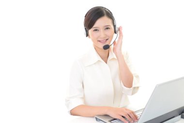 gülümseyen çağrı merkezi operatörü