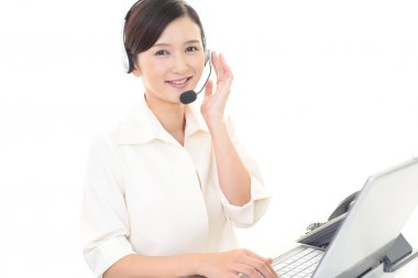 gülümseyen çağrı merkezi operatörü